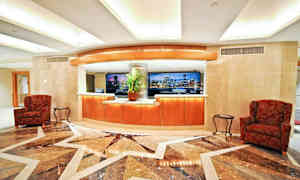 En lobby med en receptionsskranke, siddepladser og et marmorgulv. (AI-genereret tekst)