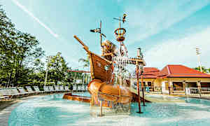 En legeplads med skibstema i en pool, vand løber fra forskellige dele af skibet. (AI-genereret tekst)