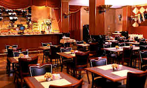 Spisesal med dækkede borde og buffet i baggrunden. (AI-genereret tekst)