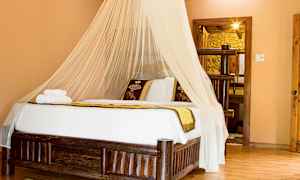 Dobbeltværelse med balkon og udsigt mod floden