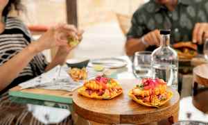 Billede af en bordscene med mad, inklusive to farverige retter. (AI-genereret tekst)