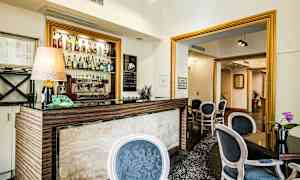 En elegant indretning med en bar og siddepladser i klassisk design. (AI-genereret tekst)