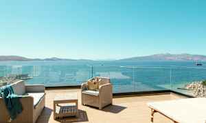 Terrasse med siddepladser og udsigt over havet. (AI-genereret tekst)