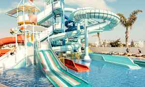 Vandland med vandrutsjebaner og svømmebassin. (AI-genereret tekst)