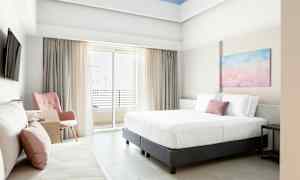 Billede af et lyst hotelværelse med en stor seng, stol og altan. (AI-genereret tekst)