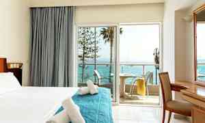 Hotelværelse med balkon og udsigt over havet. (AI-genereret tekst)