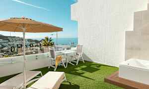 Terrasse med solsenge, parasol og bord med stole, havudsigt i baggrunden. (AI-genereret tekst)