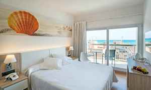 Et hotelværelse med en dobbeltseng, dekorativ kunst af en orange skal på væggen og en altan med havudsigt. (AI-genereret tekst)