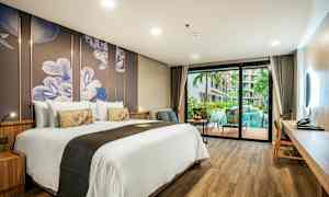Hotelværelse med stor seng, moderne indretning og udsigt over pool og grønne områder. (AI-genereret tekst)