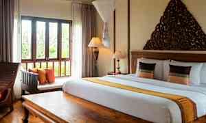 Billede af et soveværelse med en dobbeltseng, et vindue og dekorativt træinteriør. (AI-genereret tekst)