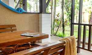 Udendørs område med bord og bænk i træ. (AI-genereret tekst)