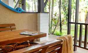 Udendørs område med bord og bænk i træ. (AI-genereret tekst)