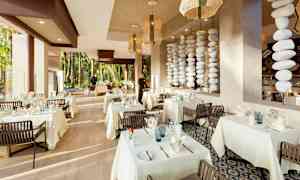 Restaurant med dækkede borde og moderne indretning. (AI-genereret tekst)