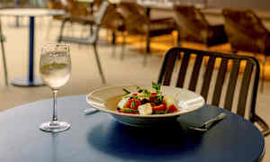 I restauranten kan du nyde god mad med skøn udsigt