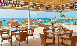 Hotellets buffetrestaurant har en hyggelig terrasse