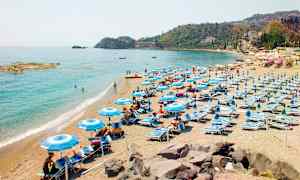 Beach club cirka 1,5 km fra hotellet