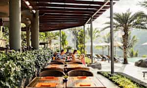 A la carte-restauranten med burgere, pizza, pasta, salat og lokale retter