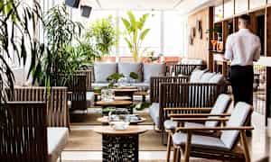 Hotellets kombinerede tagbar og restaurant