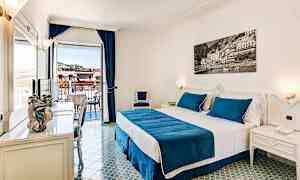 Dobbeltværelse med lille balkon og begrænset havudsigt