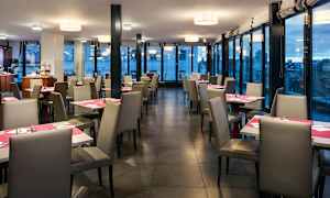 Hotellets morgenmadslokale med fin udsigt over Prag