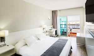 Dobbeltværelse på de øvre etager med balkon mod havet