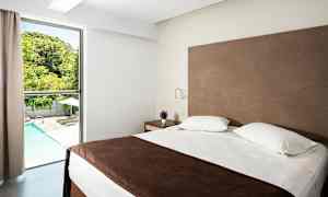 Dobbeltværelse med balkon mod poolområdet