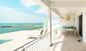 3-værelses lejlighed med direkte pooladgang mod havet