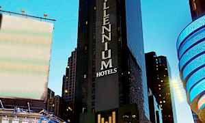 Højhus med teksten 'Millennium Hotels' og omkringliggende bybygninger. (AI-genereret tekst)