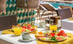 En opstillet hotelmorgenmad ved poolområdet. (AI-genereret tekst)