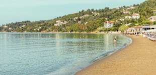 Megali Ammos-stranden ligger cirka 1 km fra Skiathos by