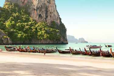Både på stranden i Thailand