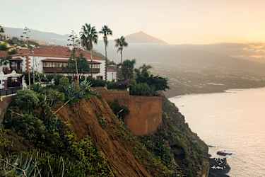 Puerto De La Cruz med Teide i baggrunden