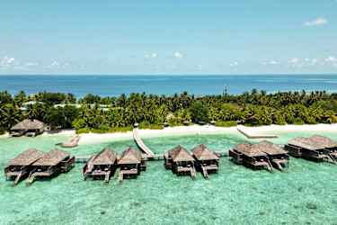 Strand og bungalows i havet på Maldiverne