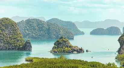 Udsigt over havet med små frodige øer og klipper. (AI-genereret tekst)