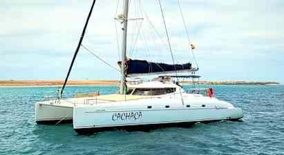 En sejlbåd ved en vandflade under en lys himmel. (AI-genereret tekst)