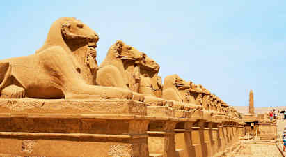 Række af antikke sfinxstatuer i en historisk atmosfære. (AI-genereret tekst)