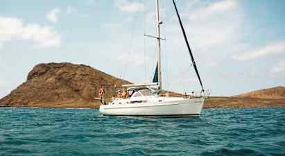 Sejlbåd på vand med bjerg i baggrunden. (AI-genereret tekst)