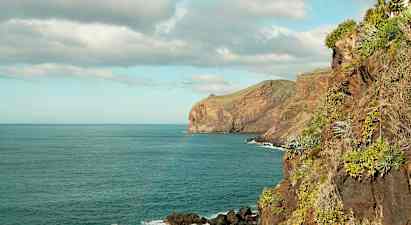 Udsigt over kystlandskab med klipper ved havet. (AI-genereret tekst)