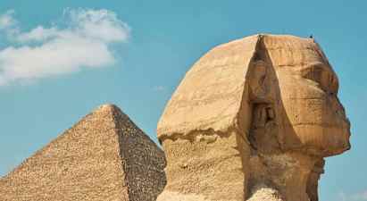 Billede af den store sfinks og en pyramide i Giza, Egypten. (AI-genereret tekst)