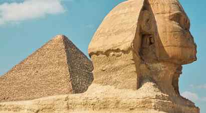 Billede af den store sfinks og en pyramide i Giza, Egypten. (AI-genereret tekst)