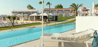 2-værelses Royal Pool Suite med stor terrasse mod poolområdet og direkte adgang til privat, delt pool, Helios