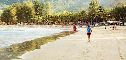 Kamala Beach er ca. 2 km lang og egner sig fint til gå- eller løbeture
