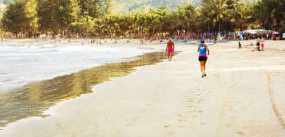 Kamala Beach er ca. 2 km lang og egner sig fint til gå- eller løbeture