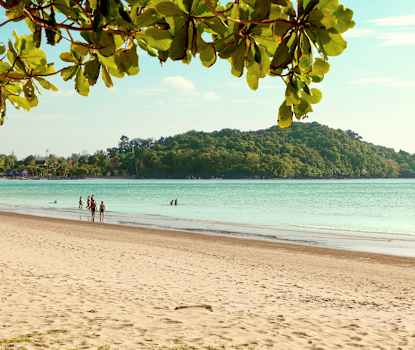 Stranden neden for hotellet