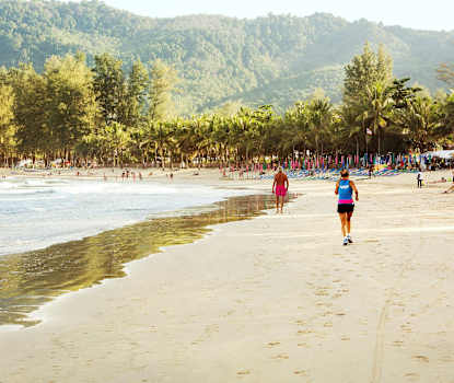 Kamala Beach er ca. 2 km lang og meget velegnet til en løbe- eller gåtur