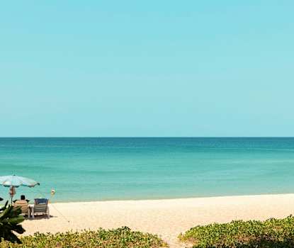 Karon Beach tværs over vejen fra hotellet