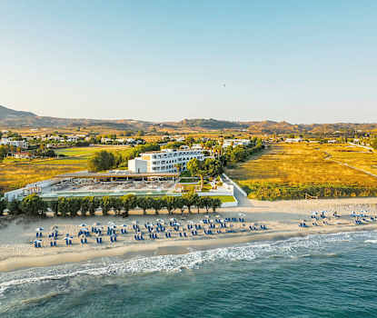 Hotellet og stranden neden for hotellet