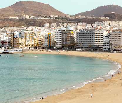 Der er fin udsigt over Las Palmas og stranden fra poolområdet