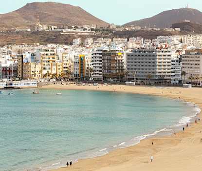 Fra poolområdet er der fin udsigt over Las Palmas og stranden
