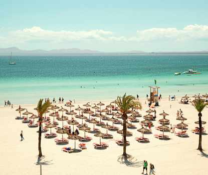 Stranden neden for hotellet er bred, lang og med kridhvidt sand